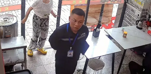 8月18日下午两点48分，广东汕头的一家小吃店迎来了两名换消防器材的男子，他们分
