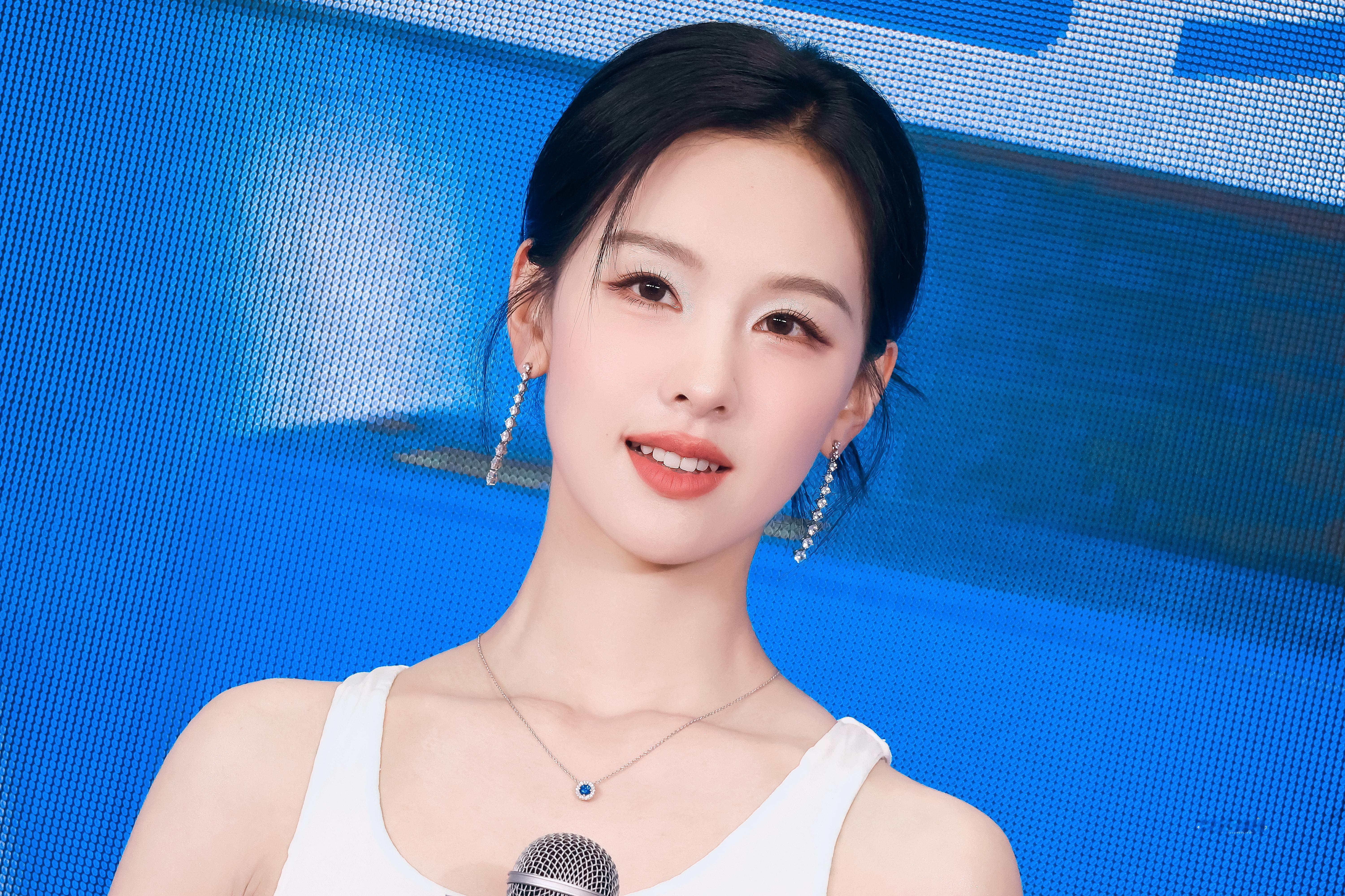 陈都灵一身简约白裙衬得肌肤莹润，妆容精致又大气，整个人明媚又优雅。[求关注