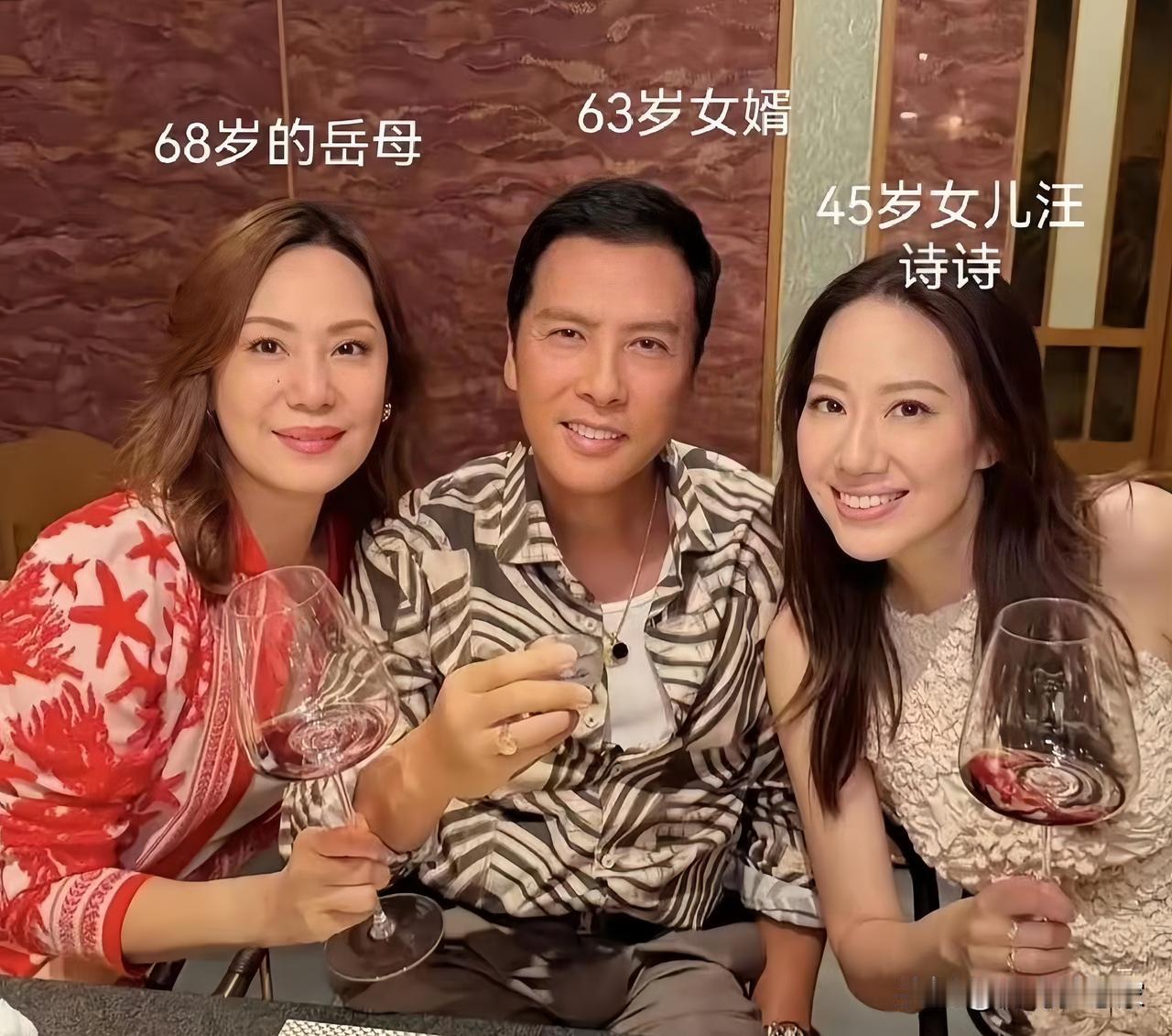 甄子丹岳母这状态，说真的，我第一眼也没认出来是长辈。68岁的汪徐莉君，跟45岁