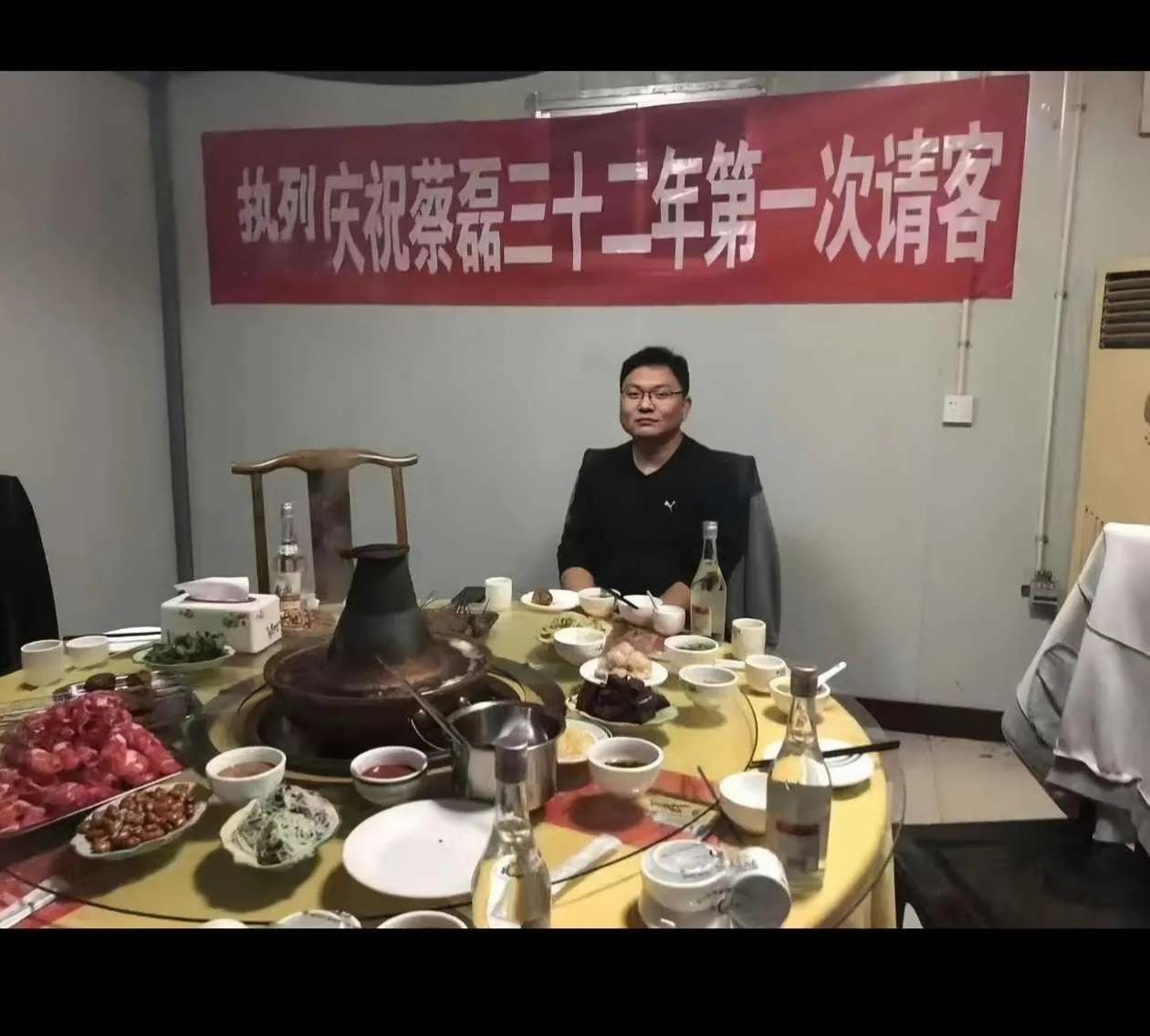 这才是真兄弟！一顿饭的仪式感拉满了。