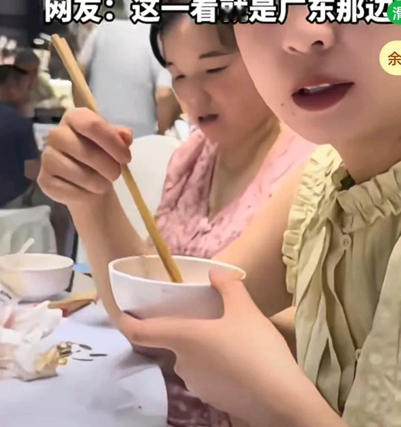 美女吃饭时残渣放小盘里，女子问她，你怎么吃饭？把残渣放盘子里呀，美女说不放盘子里
