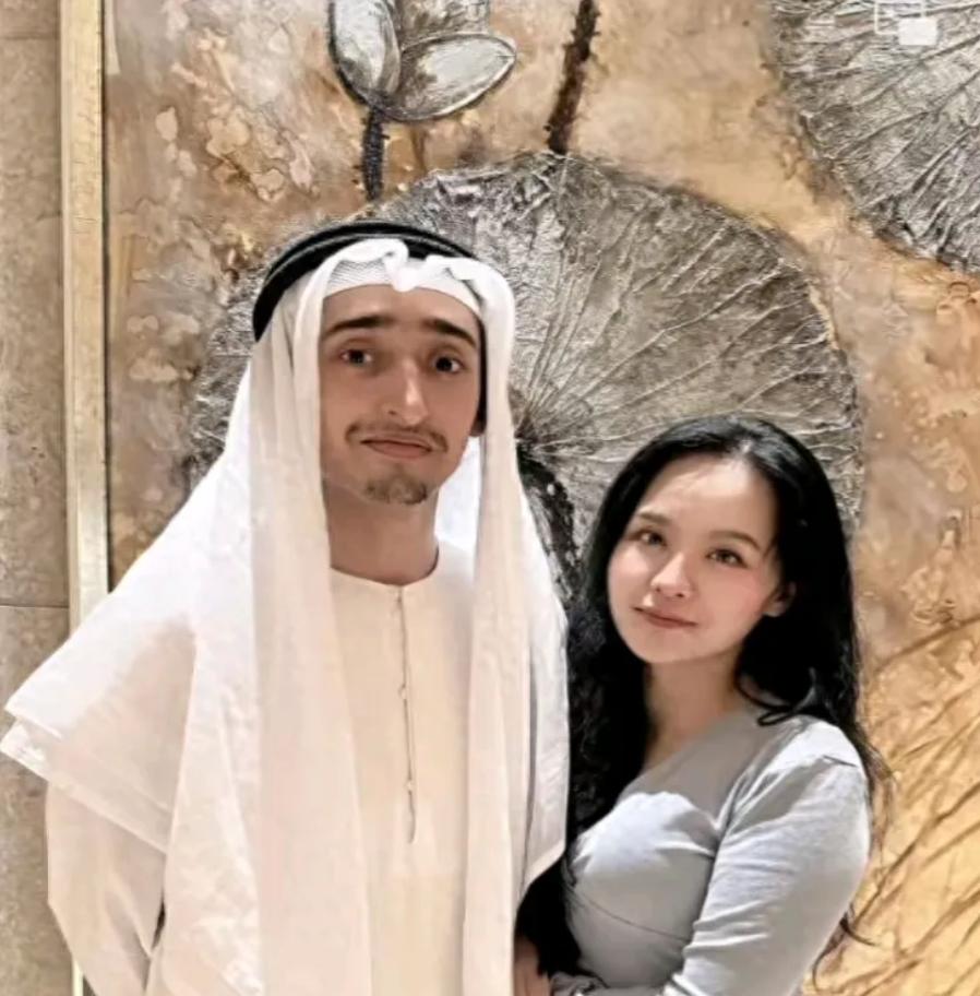 迪拜超级豪门家的独生子，为了一个离异带俩娃、大自己16岁的湖南农村女人，硬是跟亿