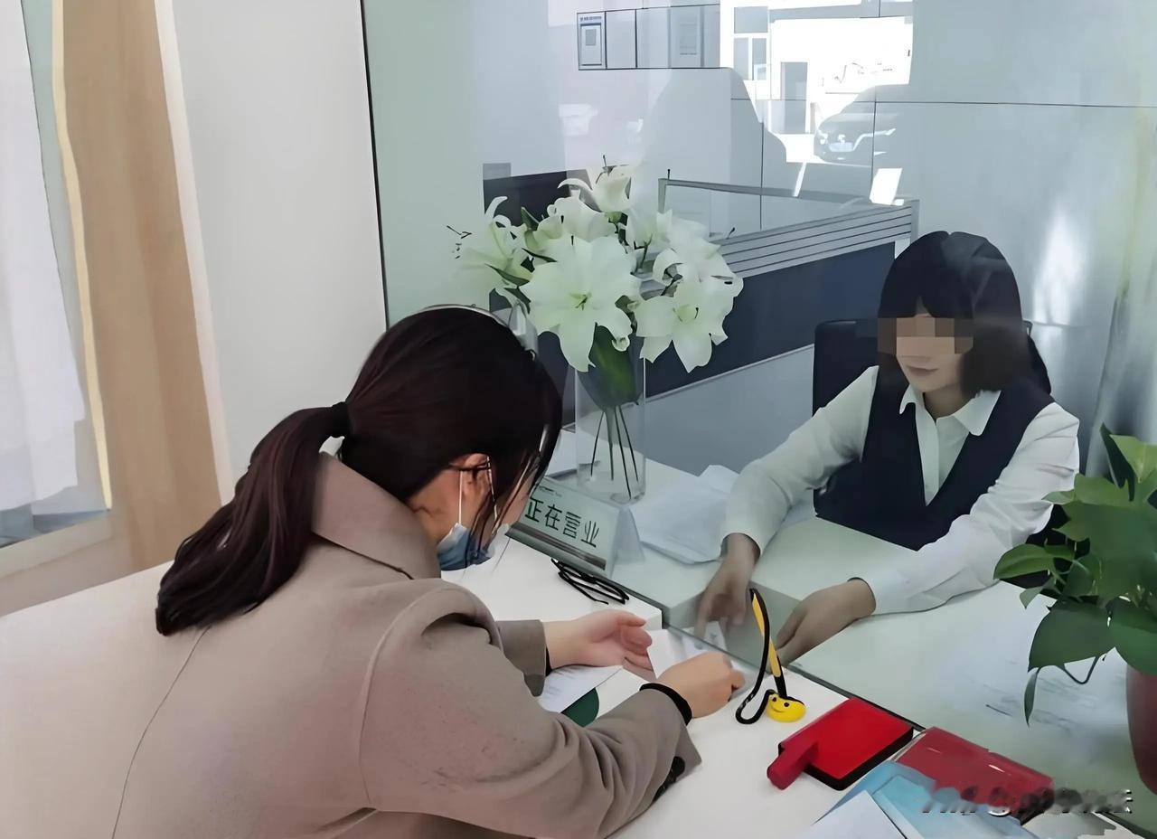湖南华容，一女子拿存单来到银行取款55000元及利息，然而，银行柜员却表示存单上
