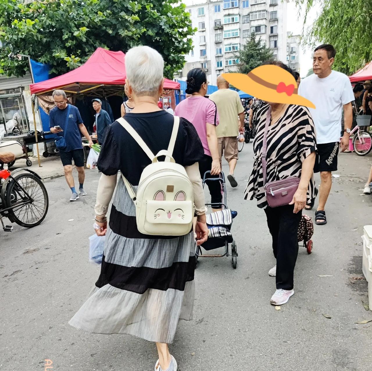 我发现，退休后染头发的多数都是企业退休的老人，不染头发的多数都是机关事业单位退休
