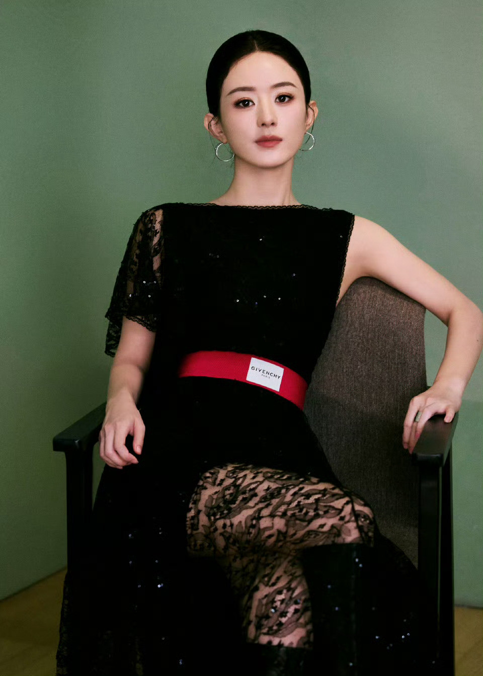 赵丽颖将生动的力量漾出美的回响​​​