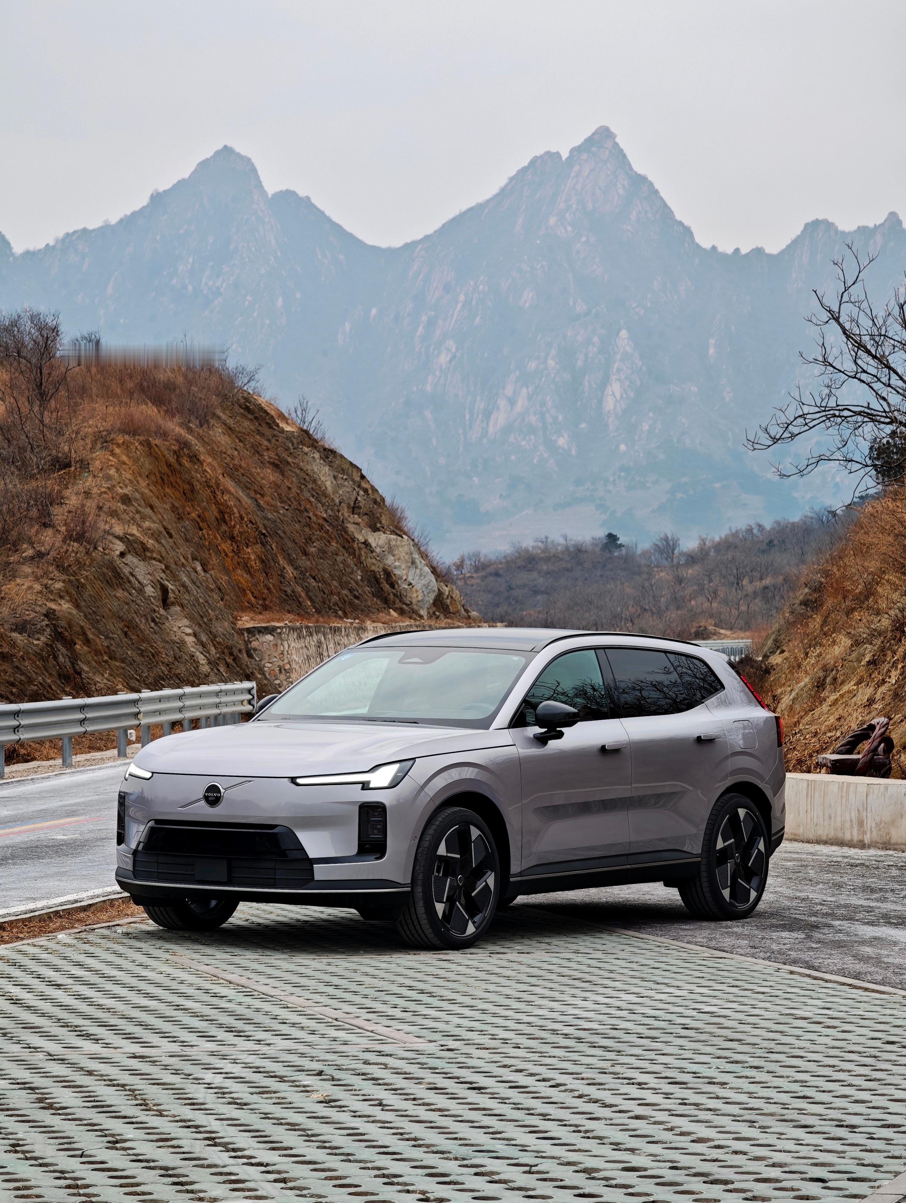 开沃尔沃XC70上山，这台车开着真爽快！前麦弗逊后多连杆，悬架没有任何可调的行程