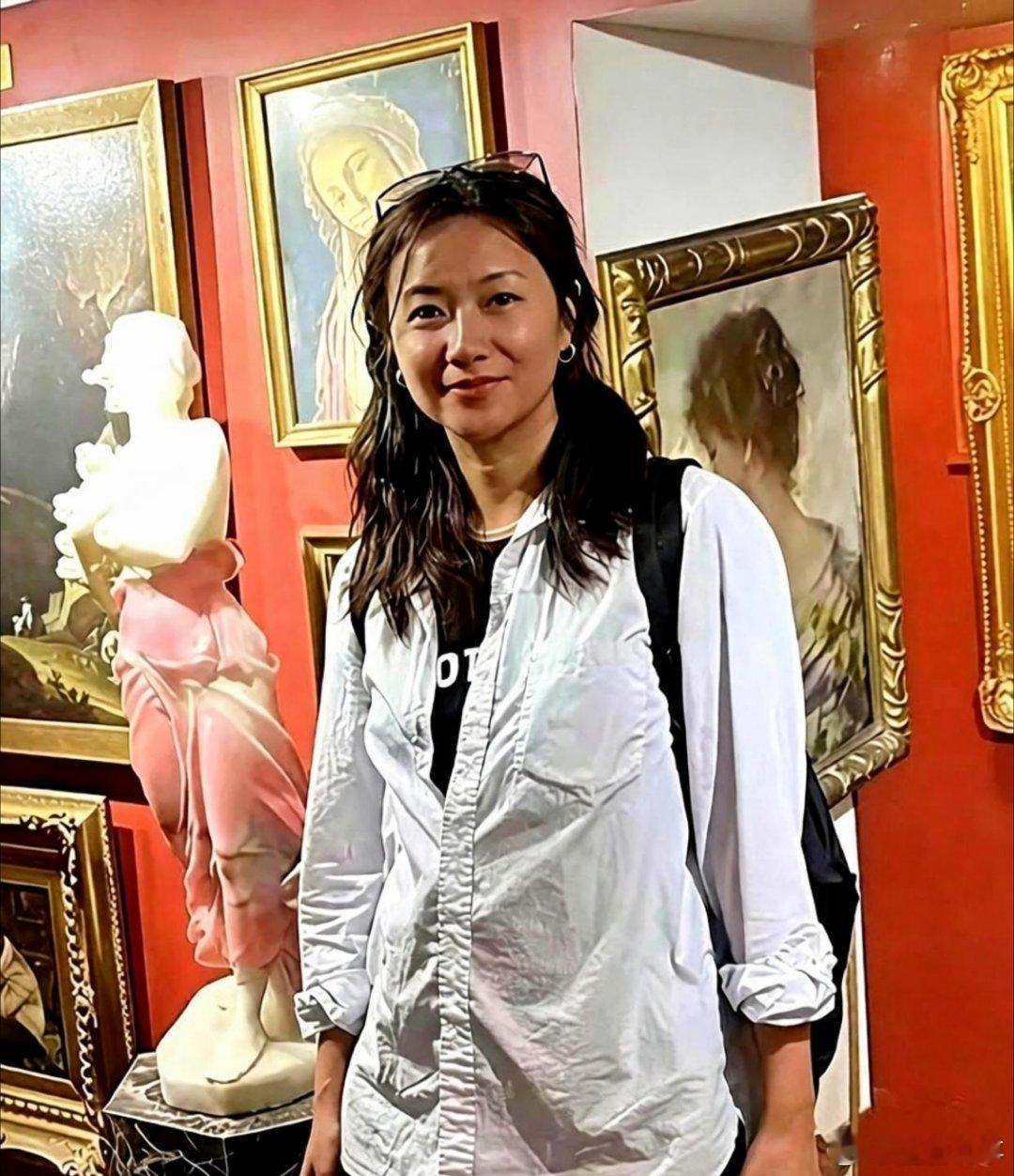 51岁的徐静蕾如今住在洛杉矶，开着一家不怎么赚钱的中文书店。她不化妆，身材圆润，