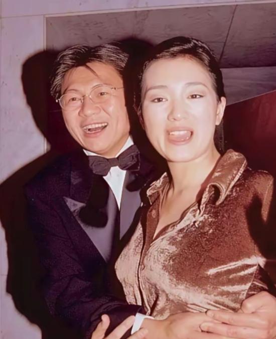 影后巩俐，喝了大半年中药。1996年，她嫁新加坡商人黄和祥。听从母亲建议，决定