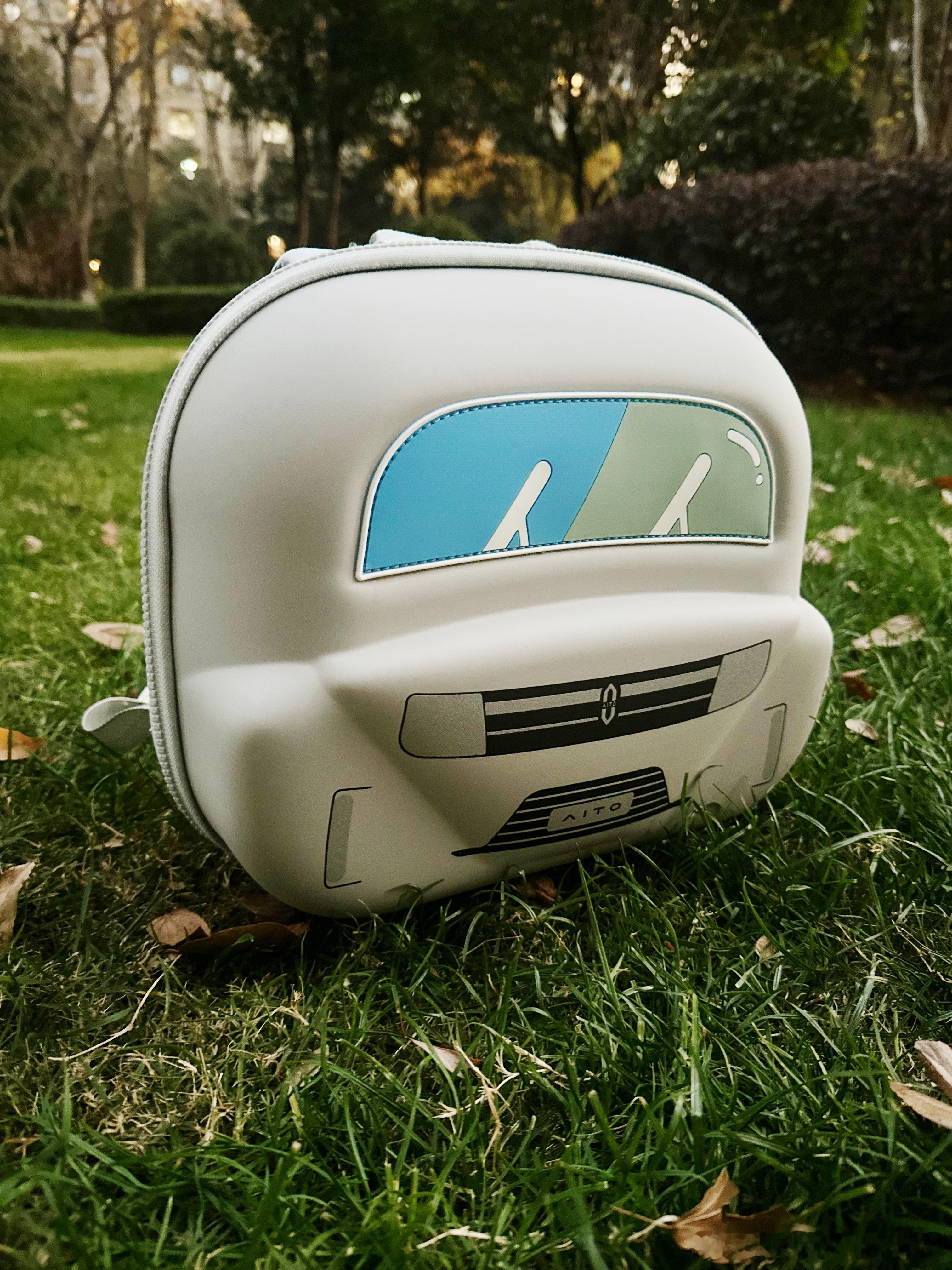 收到了发来的小惊喜！问界儿童书包，造型是台小问界，小朋友也表示太可爱了，但是你别