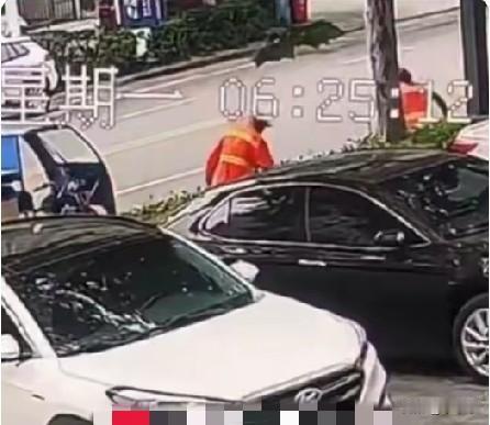 6月15日早上6时25分，江苏灌南街头，2名6旬环卫工老人正在马路边沿清扫马路，