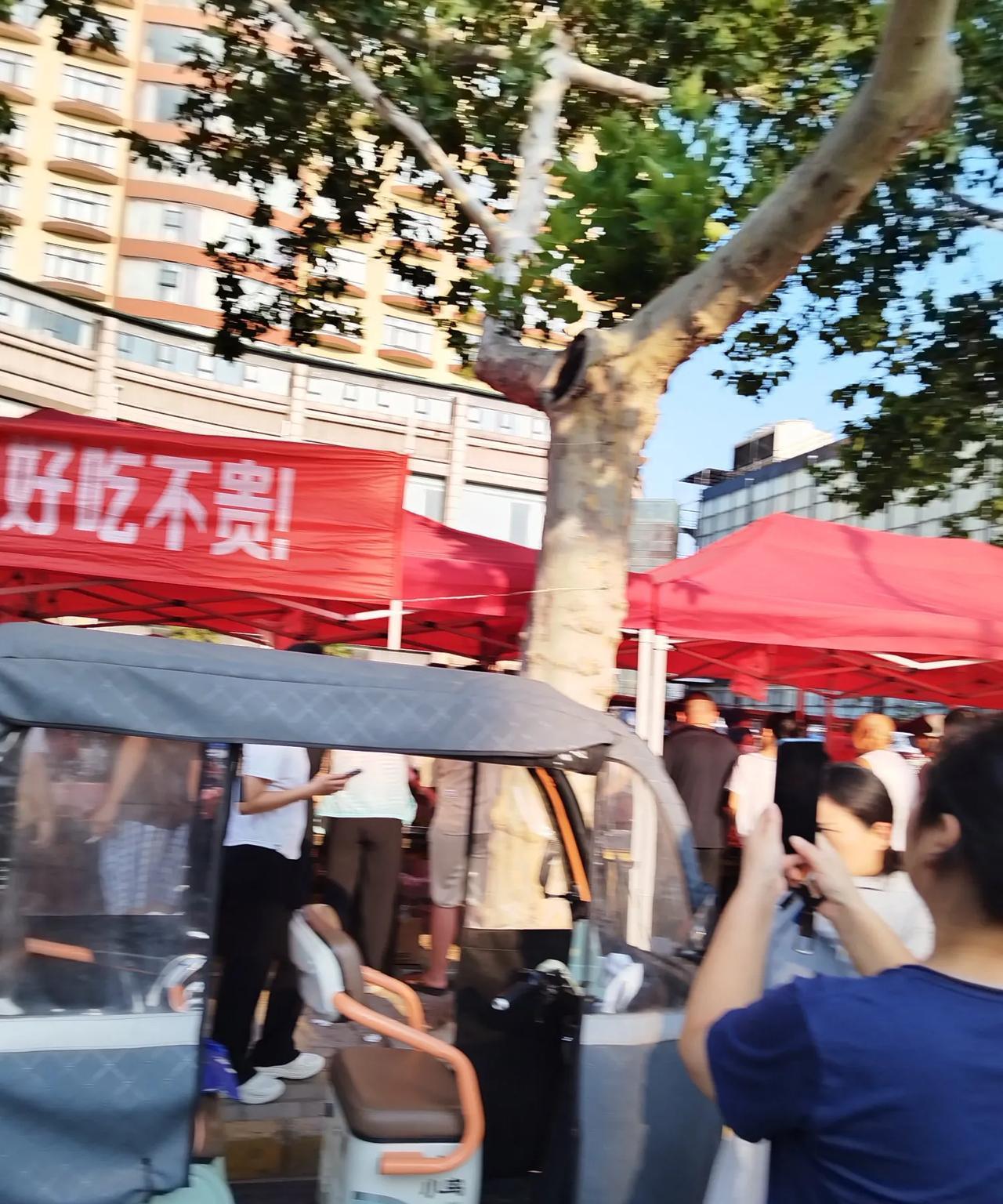 酒店餐饮走上街头，味美价廉，备受市民赞誉。近期，郑州一些酒店每到下午的5点之后