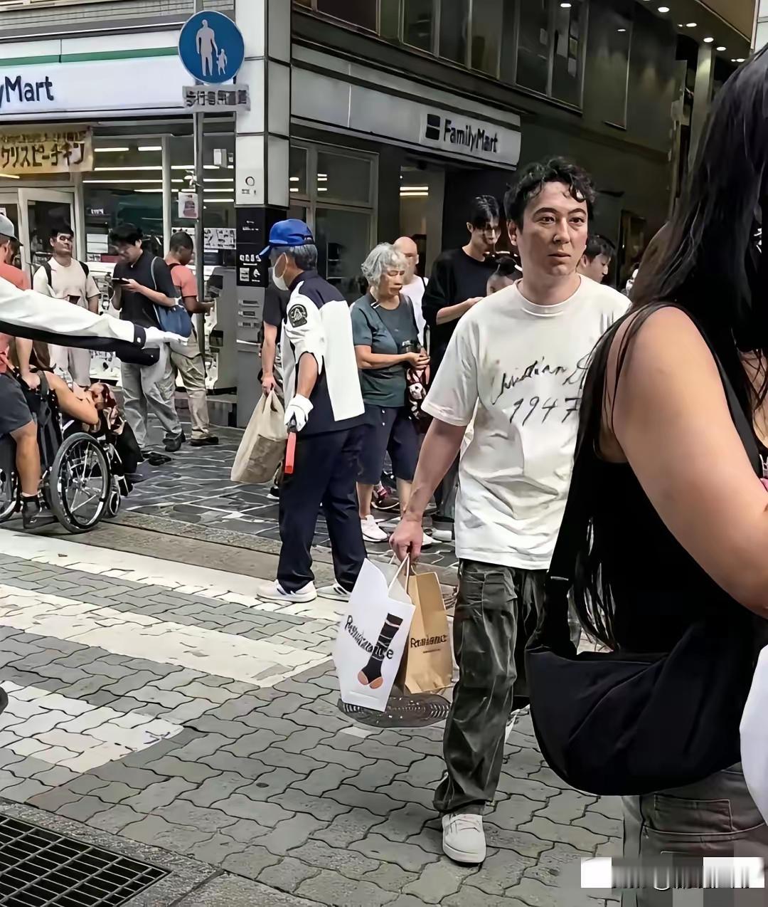 快奔四十的王思聪又被路人偶遇啦，整天在各大游乐场闲逛，这小日子过得那叫一个闲散。