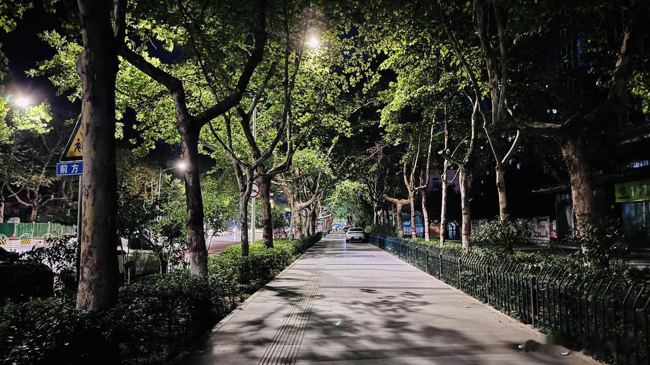 宝鸡今年的夏天格外的漫长，从5月份开始就已经开启高温高热模式，甚至高达39度，7