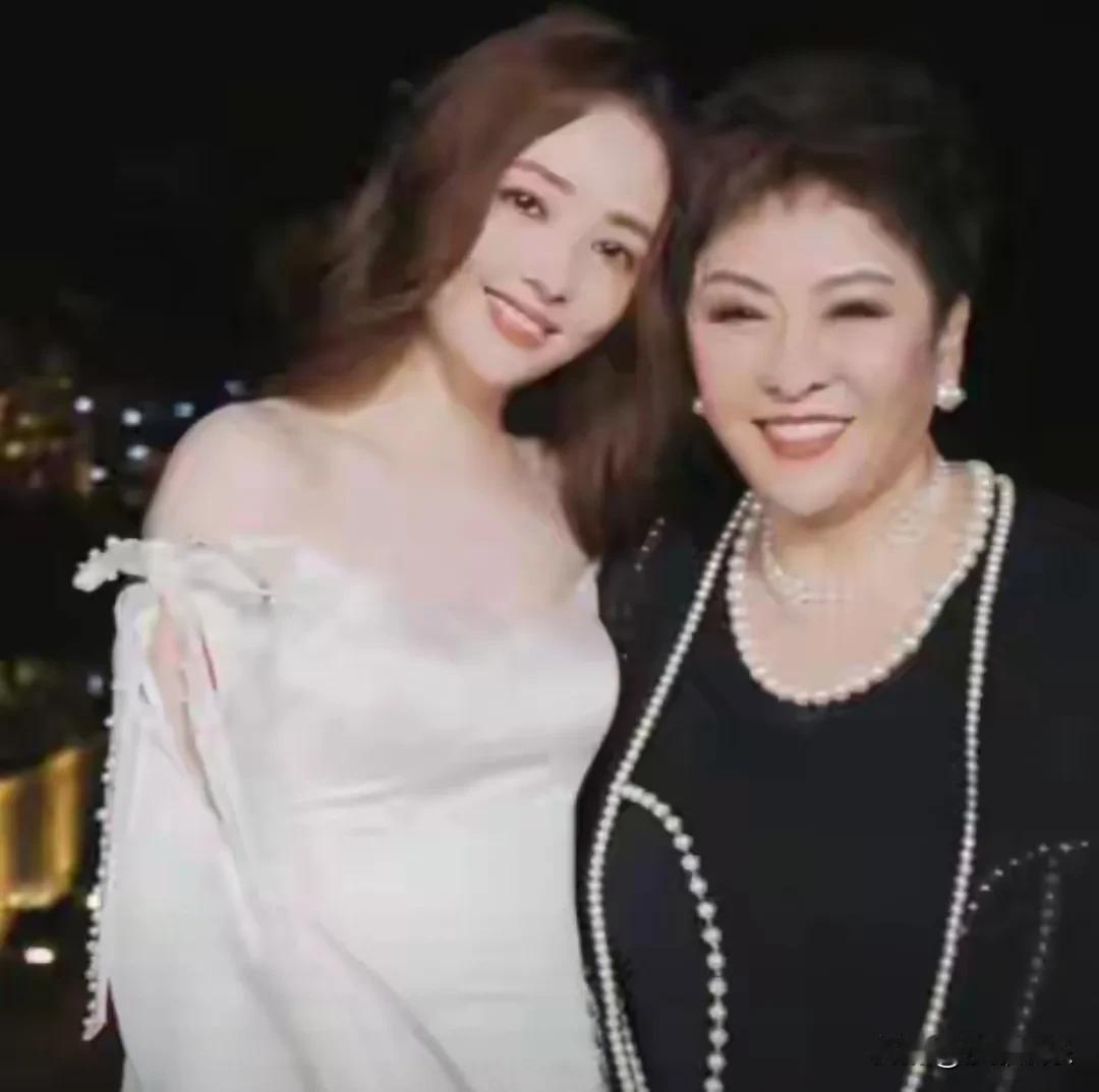 向太，大胆发言！6月15日，豪门的婆婆向太突然冲上了热搜第一。本以为这次又