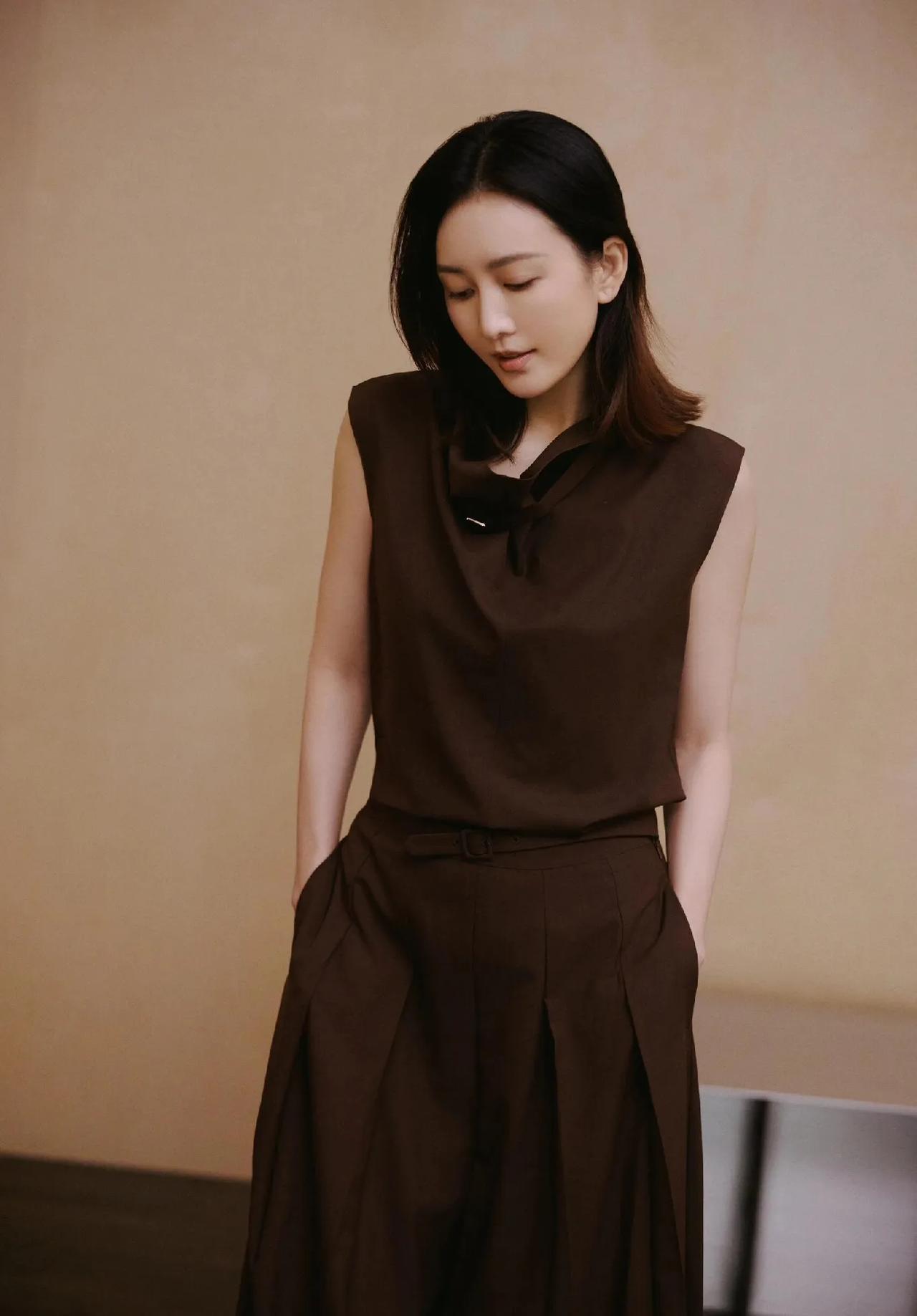 谁懂啊！王鸥这组深咖色穿搭直接封神👗无袖上衣+阔腿裤的套装，简直是通勤界