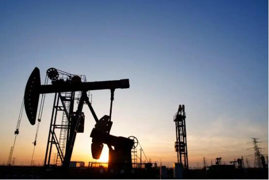 这边美伊刚在巴基斯坦坐下来谈完，那边印度就立马绷不住了，直接派了两个大官，火急火