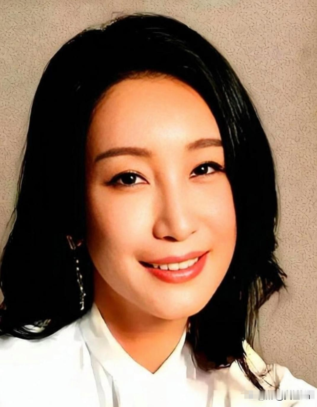 2021年，秦海璐对郭麒麟说：“我给你生个弟弟吧。”郭麒麟扑通跪下，抱着她腿喊：“妈，您可饶了我吧！