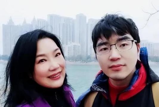 1988年武汉，一名女教师刚在医院产下男婴，身子还虚弱地躺在床上。没等她缓过劲