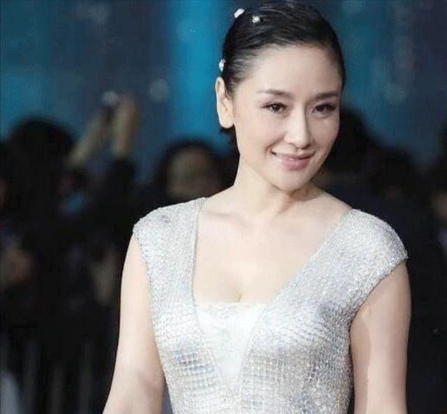 2006年，足坛名将李金羽装修完婚房，向“大少奶奶”孙宁求婚。孙宁却说：“我不靠