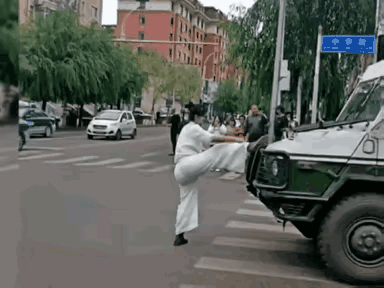 白衣女子一只脚踩在一辆武警的车上，既不应该又不雅观，面对众人惊诧的眼光，白衣女子