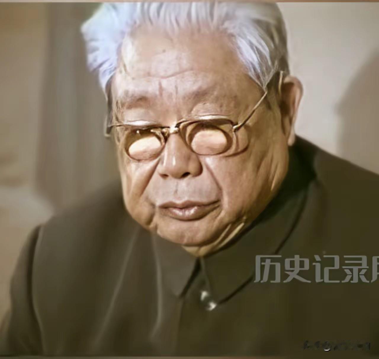 1976年10月6日夜抓捕四人帮后不久，陈锡联上将向华国锋同志请辞，不再主持中央