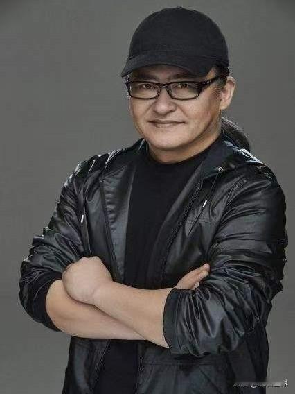 一代音乐家刘欢，于昨日在上海与世长辞，享年63岁。他只有一段婚姻，一生一位挚