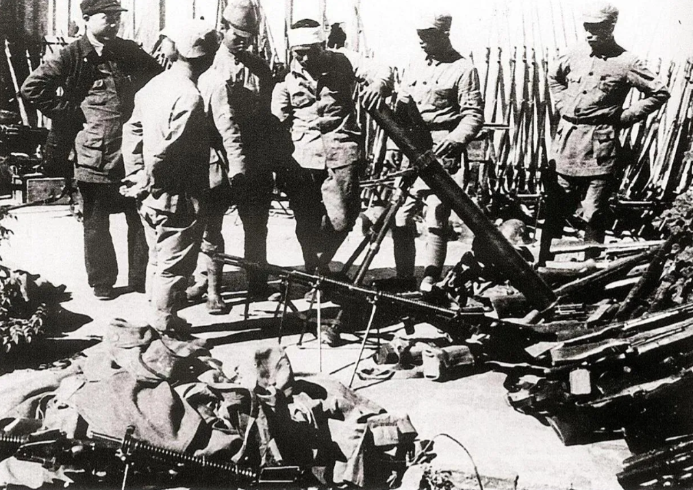 1939年，一地主将300名八路军接到家中休养，谁料，却被1200名日军包围。激