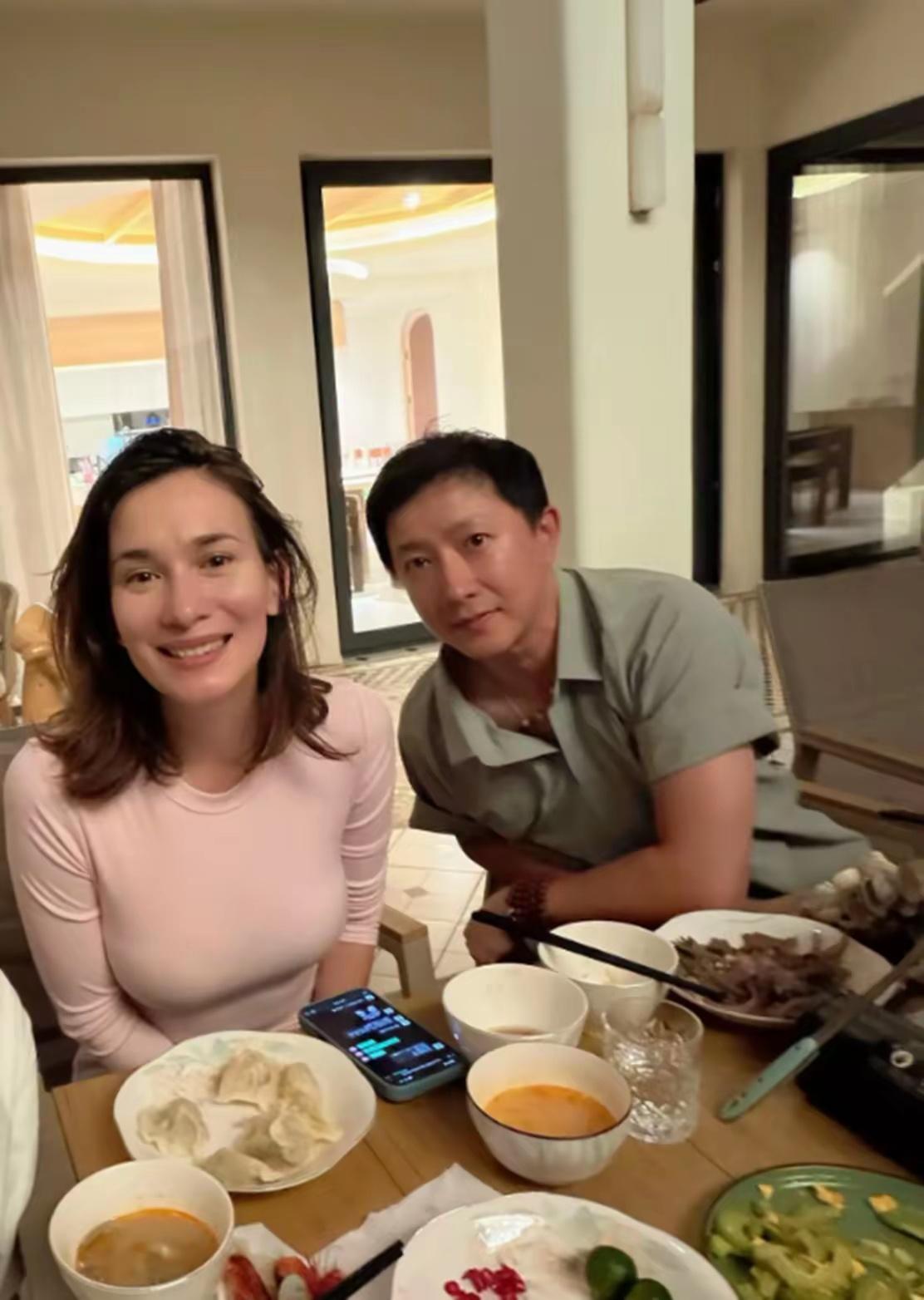 韩庚与妻子卢靖姗同友人共进晚餐，两人均以素颜亮相。韩庚肤色偏深，眉色较淡，尽显自