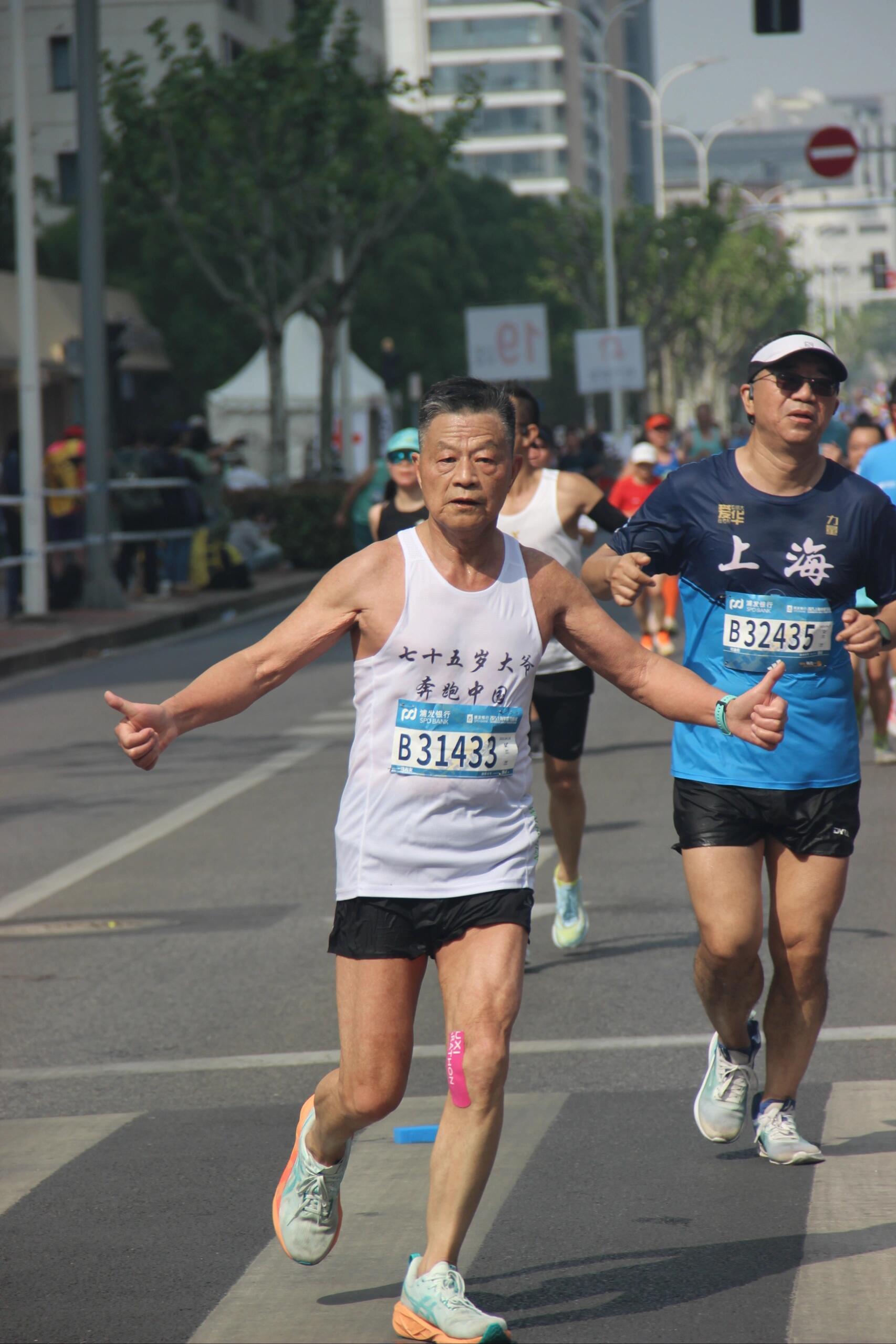 71岁大爷跑半马活力十足上海半程马拉松75岁大爷上海半程马拉松抓拍到一位75岁老