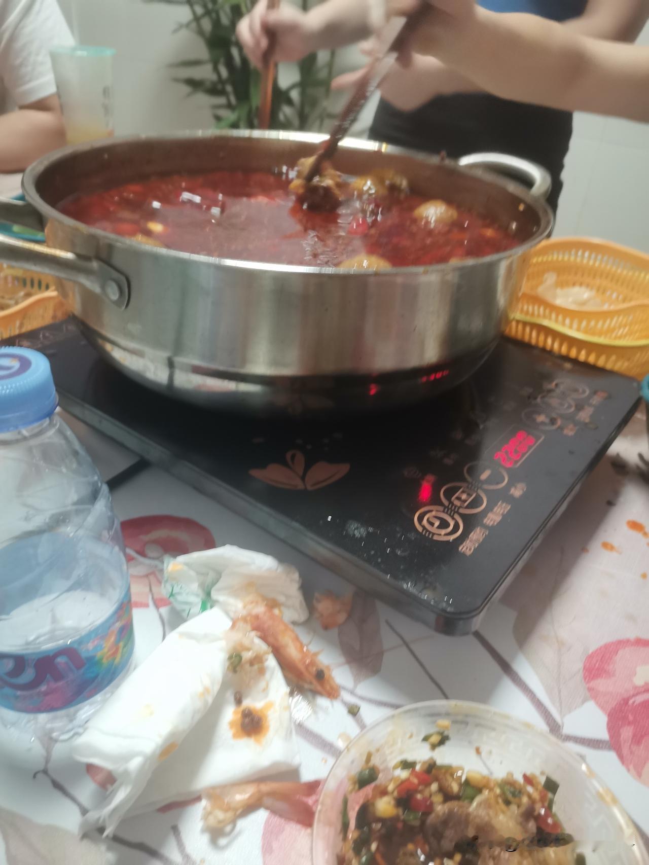 这一锅真是够劲呀！麻辣香锅！吃的我浑身冒汗！满嘴通红！连干三瓶冰冻矿泉水！