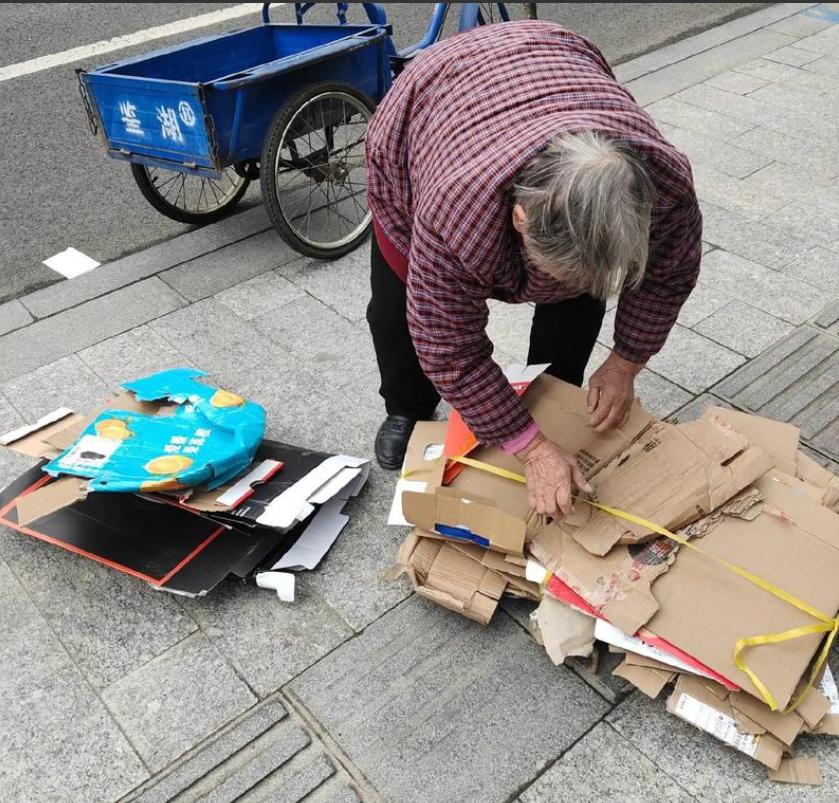 “谁的错？”浙江慈溪，一8旬老太未经允许从别人三轮车里翻废品，车辆突然启动，老太