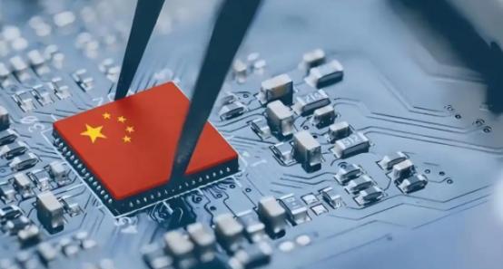 中美芯片之争，美国浪费了四年才发现自己上当了，在这四年中，中国采用你打你的，我打