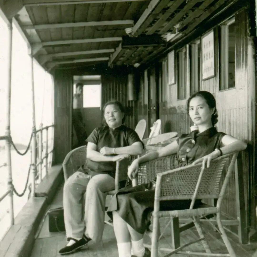 1959年武汉，照片上康克清和张茜在武汉的木船上合影。江上的木船顺风行驶，张茜