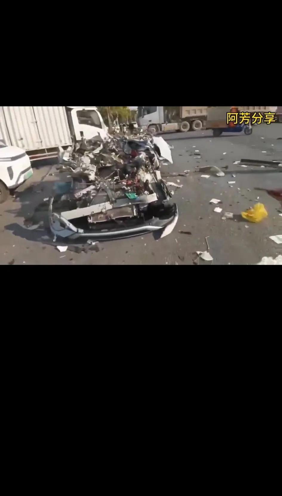 看了一个车祸视频，小车撞大车，小车碎了！小车这质量也太夸张了[捂脸哭]，小车是硬塑