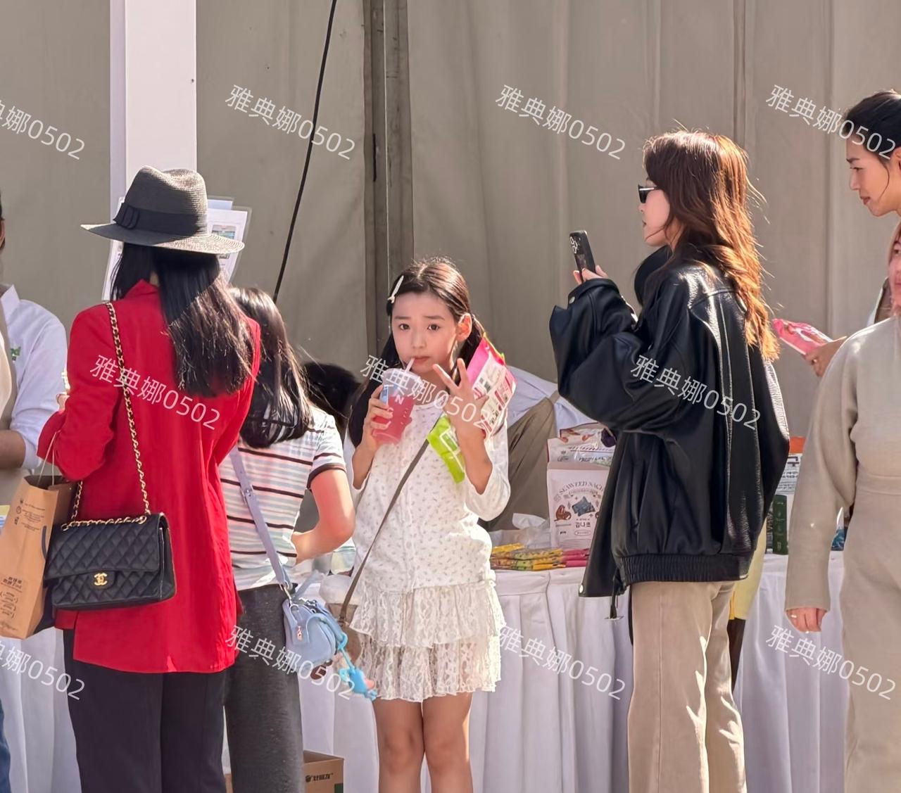 小酒窝好像瘦了，个子长高了褪去了婴儿肥五官也更精致了，但作为小学生该上课的时段，