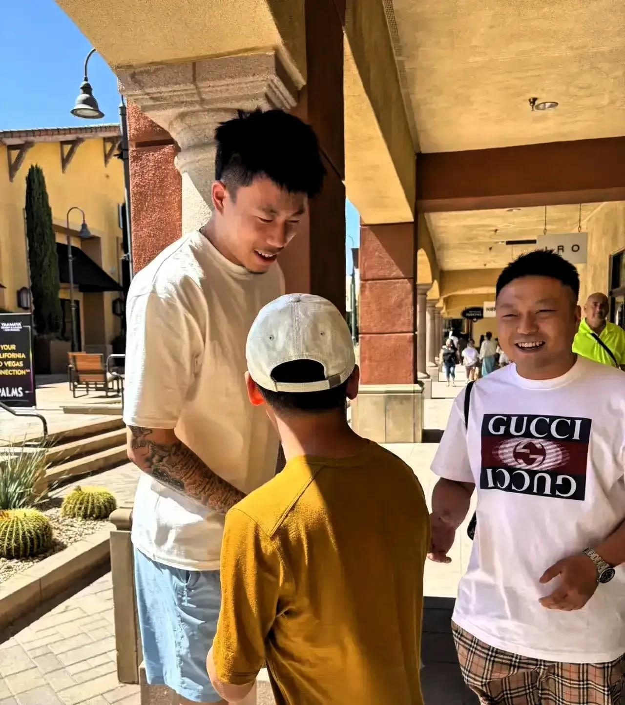 张镇麟休赛期现身美国，辽宁老乡偶遇并合影，他乡遇故知很亲切；恕我直言，张镇麟现阶
