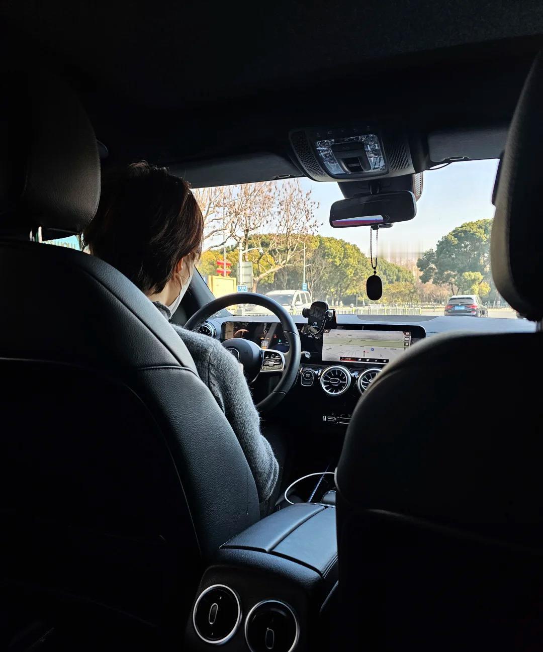 每天睁眼就能接单赚钱，不用看老板脸色、不用挤地铁通勤，网约车成了无数人的“救命稻