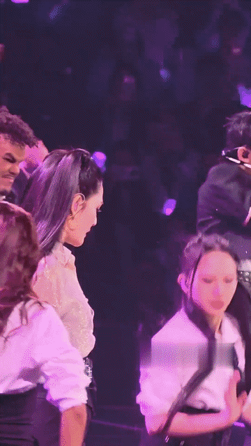 谢娜算是内娱最拿得出手的嫂子了，张杰在舞台上直勾勾看着老婆谢娜，眼睛都快拉丝了，