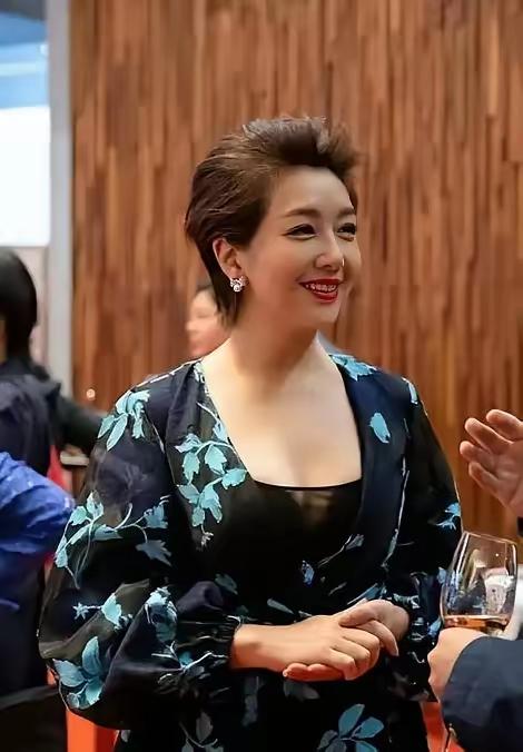 2002年，杨志刚和江珊拍戏，杨志刚从背后抱住江珊，结果江珊来了这么一句：“弟弟