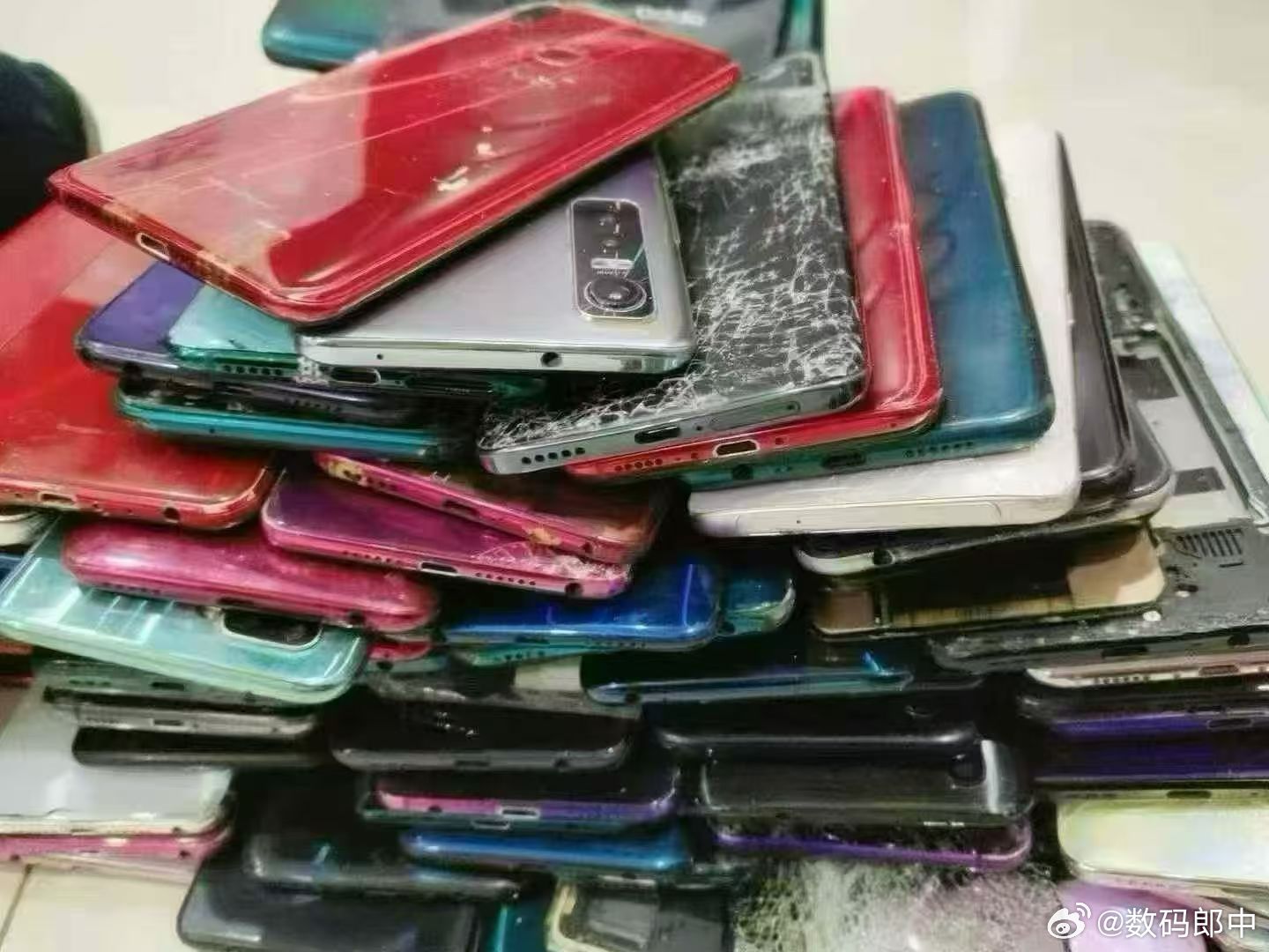 旧手机回收一天一个价这也是我的业务兄弟们，很多人都不知道吧不过该说不说报废机最