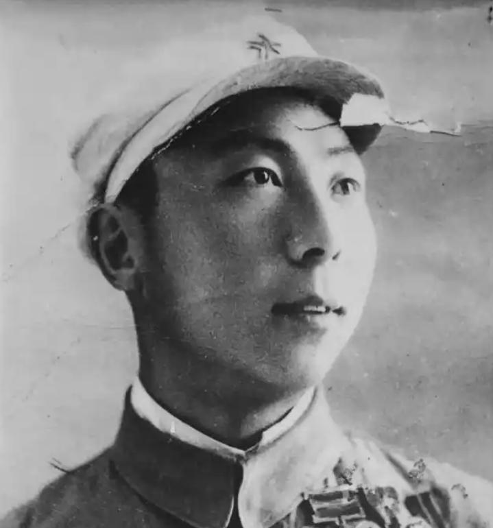 1954年，王震看到向多本的职务还是班长，忍不住大声说：向多本干革命二十年，怎么