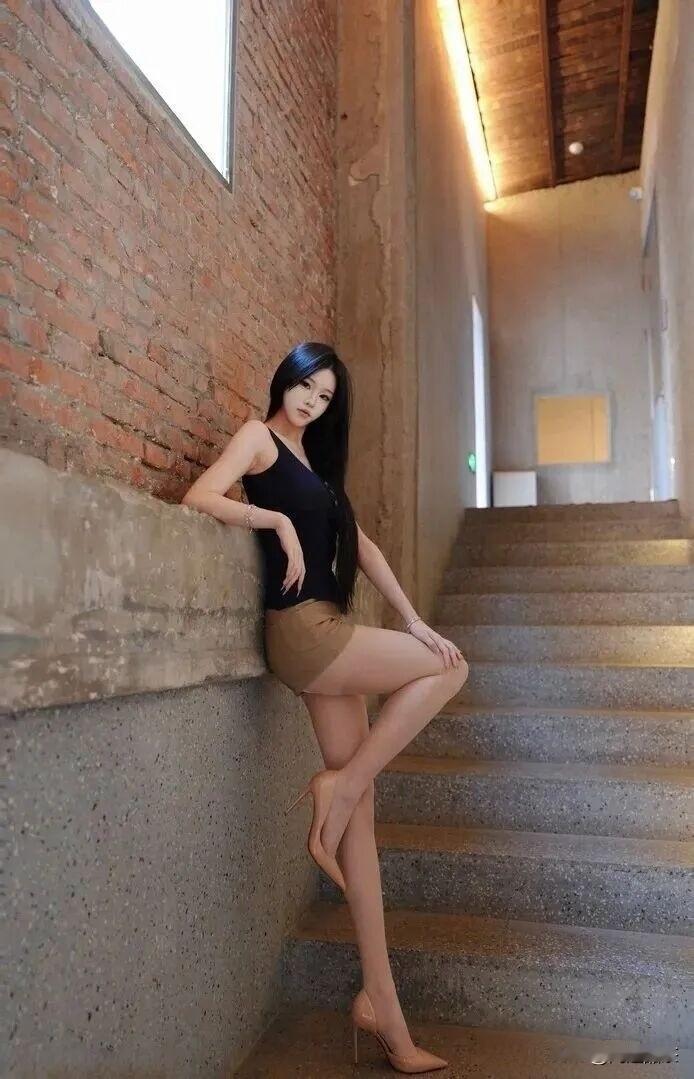 谁懂啊！水泥楼梯拍出了超模气场💥黑背心+卡其短裤，配一双裸色高跟，腿长直接拉
