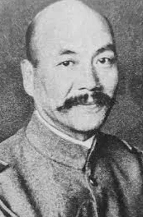 1942年，中国炮兵正在擦拭炮弹，见炮弹受潮，一个炮兵提议：“让我打一炮吧！”这