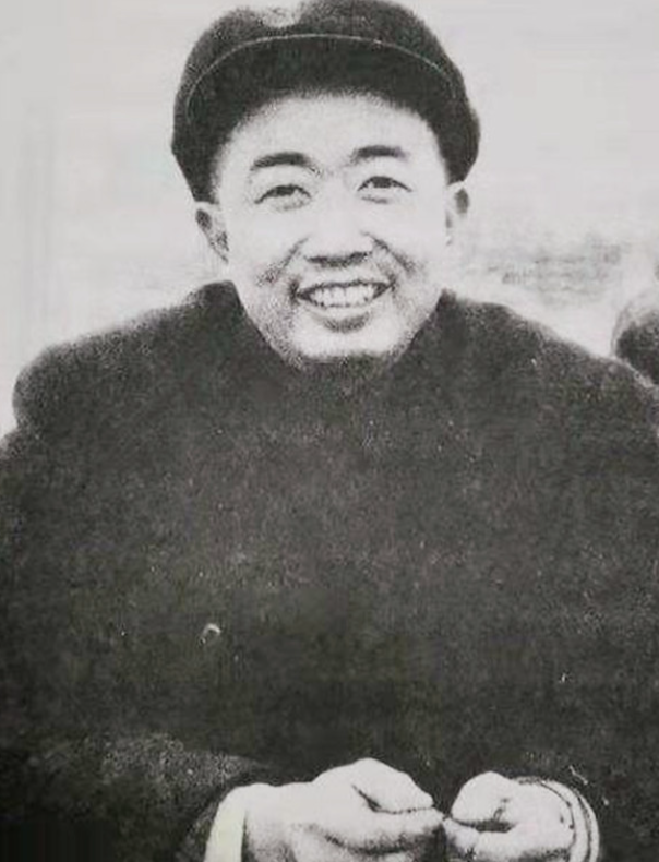 1952年，朝鲜战场上，志愿军抓获了一名间谍，搜身时，志愿军战士在间谍胸前一摸，
