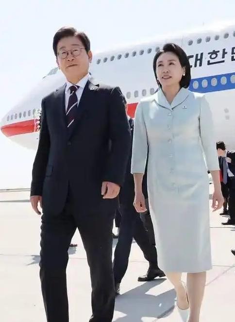 可以断定十月份韩国举办的经合组织峰会不会出现咱们领导人的身影了，因为韩国外长在美