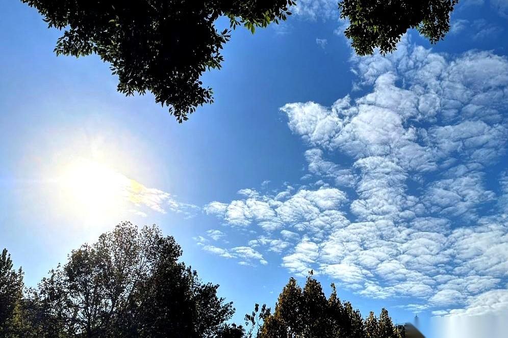 千万别！退休手续一办完，就猴急猴急地跑去把公积金取出来！我跟你讲，就这一下，你