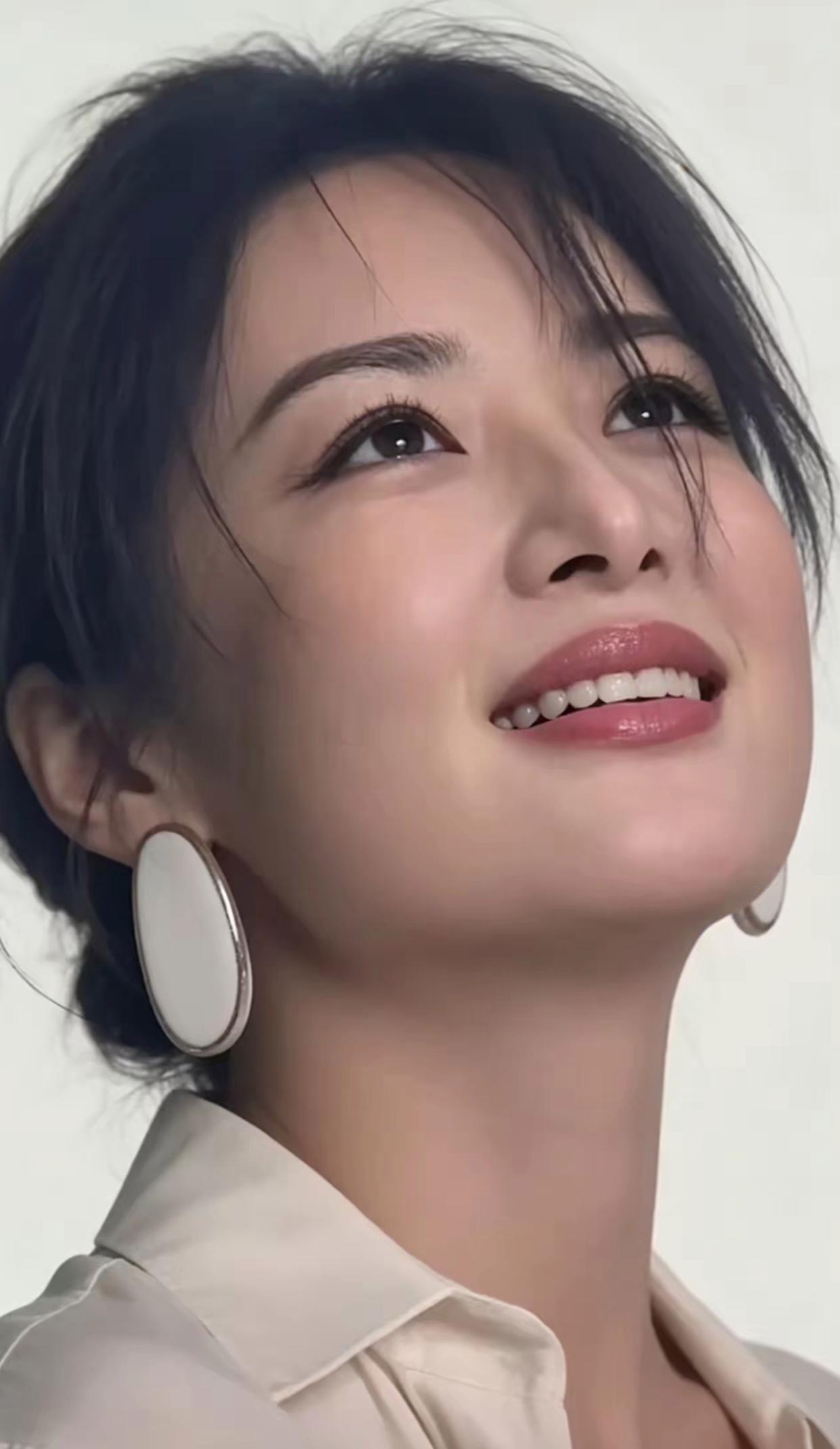 58岁的周涛，容颜气质依旧温婉动人，风采不减当年。