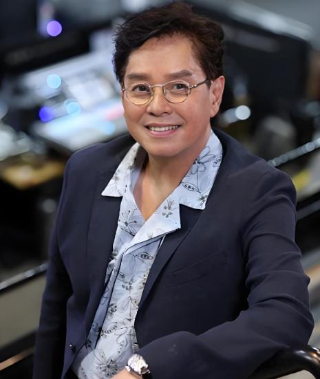 1996年，坚持丁克的谭咏麟忽然对妻子杨洁薇坦言：“我将十亿家产尽数给你，我要接