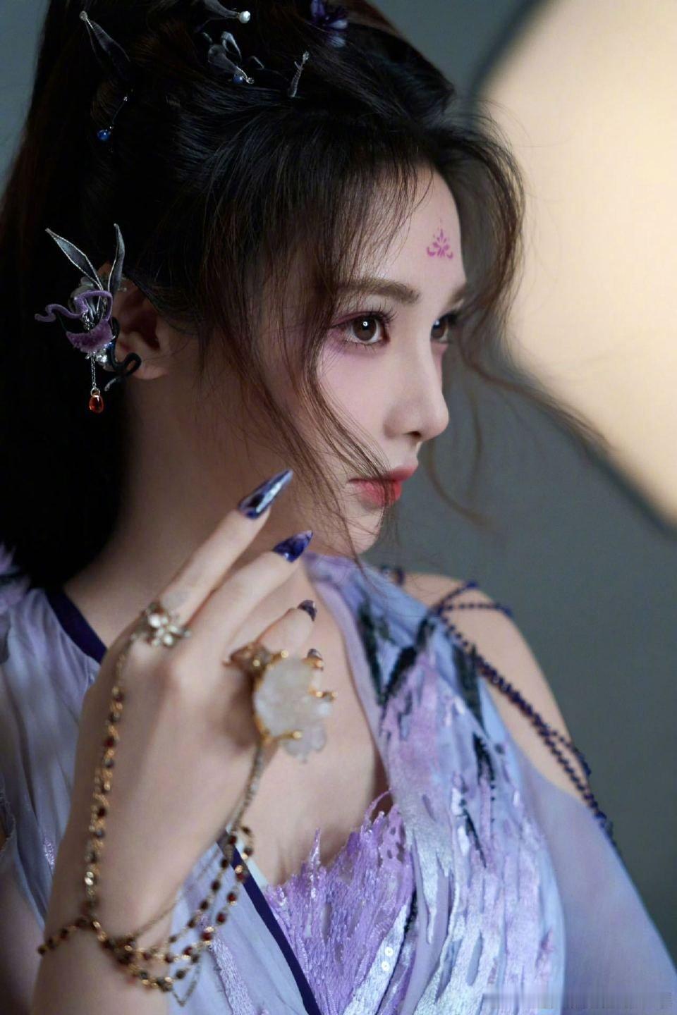 演什么像什么，颜值演技双双在线。每一个眼神都可以让人沦陷，彭小苒真的是把角色狠