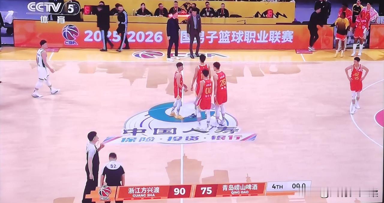 刚刚结束的CBA广厦队和青岛队的比赛，本来认为排名第一和第四的两支强队比赛，比